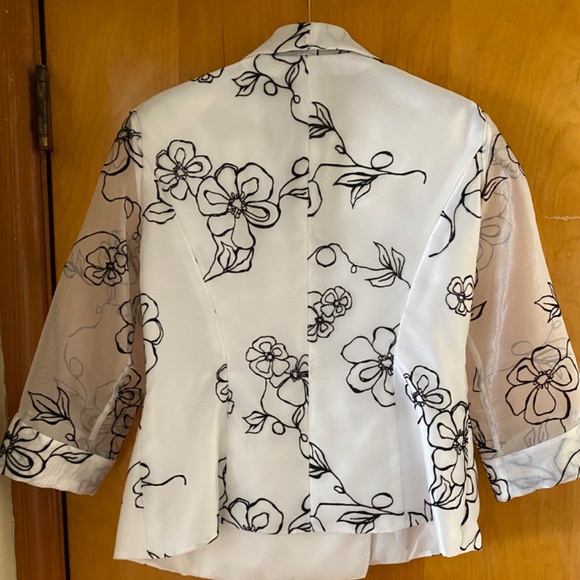 Sheer-Sleeved Women’s Blazer - Picture 8 of 8